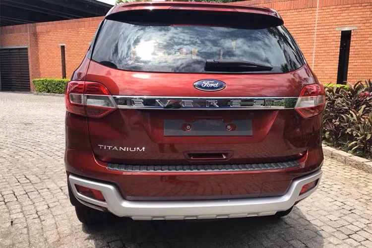 Giá bán tạm tính của các phiên bản Ford Everest 2018 nhập khẩu về Việt Nam gồm: Everest Trend MT 2.0L (tạm tính 850.000.000 đồng), Trend AT 2.0L (tạm tính 900.000.000 đồng), Titanium AT 2.0L (tạm tính 1.000.000.000 đồng), Titanium + AT 2.0L (tạm tính 1.100.000.000 đồng), Titanium AT 2.0L (Bi-Turbo) 4×4 (tạm tính 1.250.000.000 đồng).