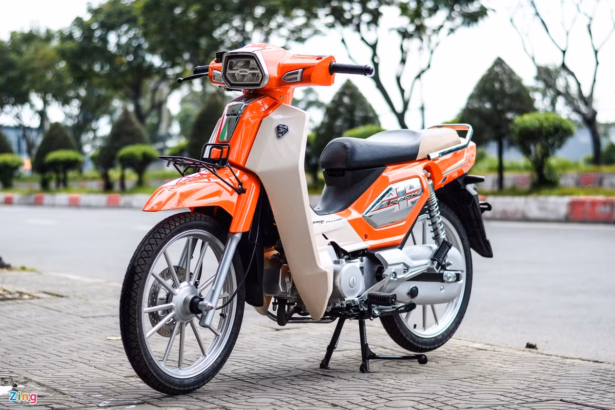 Một hệ thống chuyên nhập khẩu xe máy tại TP.HCM đã mở bán GPX Rock 110. Mẫu xe này được nhập khẩu từ Thái Lan và có giá bán 35 triệu đồng. GPX Rock 110 2021 mới gây chú ý với nhiều người khi ra mắt tại Thái Lan vào năm ngoái do thiết kế mang nhiều nét tương đồng với mẫu xe "huyền thoại" Honda Dream.