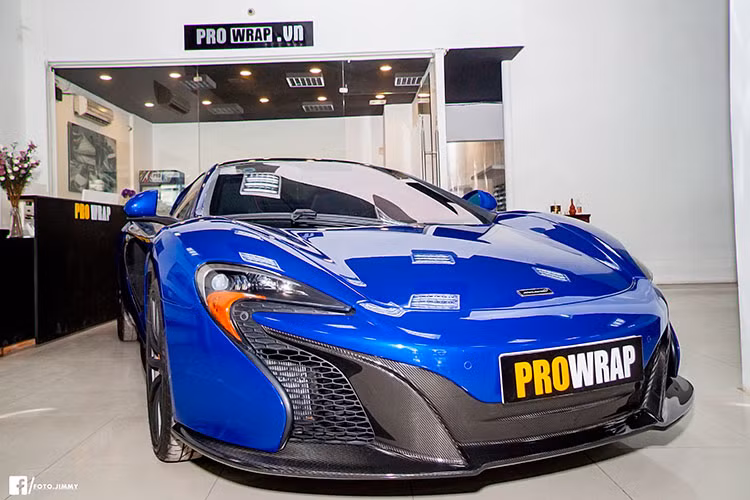 Chiếc siêu xe McLaren 650S thể thao màu xanh dương "hàng độc" này chính là chiếc xe gây sự chú ý của dư luận khi về Việt Nam vào tháng 7/2016. Đây là chiếc siêu xe McLaren thứ 7 về Việt Nam và là siêu xe McLaren 650S Spider thứ 6 về nước.