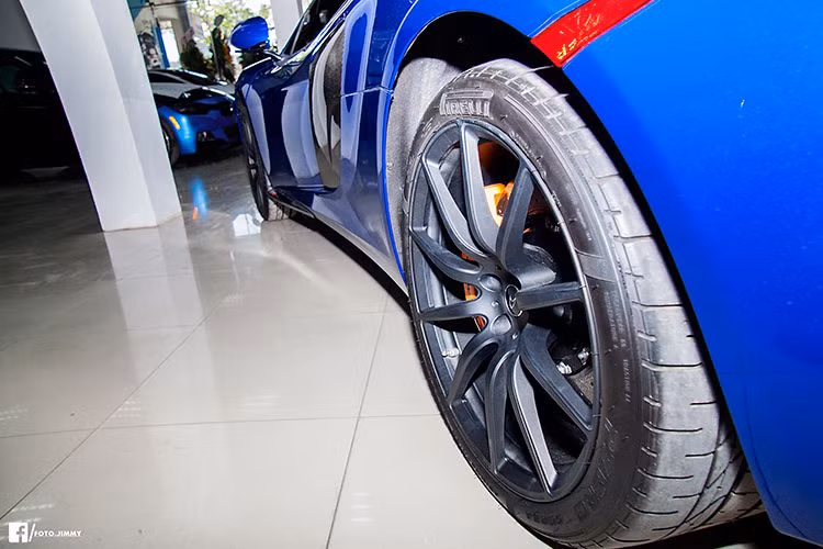 McLaren 650S là mẫu xe được Minh Nhựa mua về đầu tiên tại Việt Nam. Sau đó, một vài chiếc khác màu đã được đưa về, biến siêu xe này từ chỗ "hàng hiếm" trở nên siêu xe "quen thuộc" với giới mộ điệu.