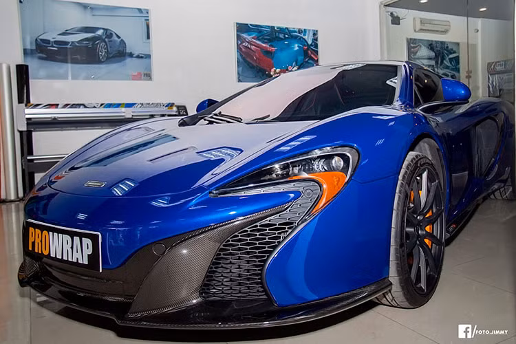 So với phiên bản 650S Coupe ra trước, 650S Spider nặng hơn 40 kg do thân xe được gia cường để "cắt mui". Bộ mui xếp của xe là dạng mui cứng với khả năng đóng/mở chỉ trong 15 giây ở tốc độ dưới 30 km/h. Xe sở hữu bộ mâm 5 cánh kép màu xám khói 20 inch đẹp mắt, phía sau là hệ thống phanh hiệu năng cao và hệ thống treo thể thao đa chế độ.