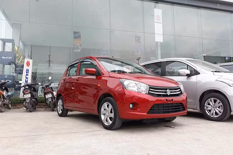 Đúng như thông tin được các nhân viên kinh doanh đại lý Suzuki toàn quốc thông báo từ đầu tháng 12, xe Suzuki Celerio được niêm yết giá chính hãng 359 triệu đồng (đã bao gồm VAT) cho phiên bản CVT, chứ không phải 339 triệu đồng như dự kiến trước đó. Bên cạnh đó, phiên bản số sàn cũng chưa thể về nước.