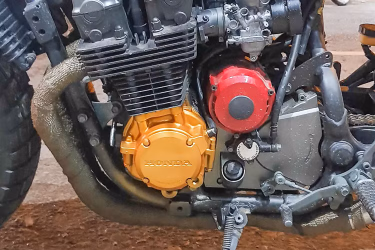 Honda CB750F được trang bị khối động cơ 4 xy-lanh thẳng hàng mạnh mẽ. Yếu tố này giúp cho việc tạo dáng cho xe trông hầm hố và dữ dằn hơn rất nhiều, bên cạnh đó, khối động cơ nguyên bản cũng được phục chế lại.