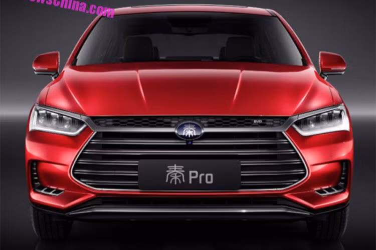 Mẫu xe hybrid BYD Qin Pro được vận hành bởi một hệ dẫn động plug-in hybrid, bao gồm một động cơ tăng áp dung tích 1,5 lít, cho công suất tối đa 154 mã lực và một mô-tơ điện mạnh 150 mã lực, cộng lại thành 304 mã lực. Tốc độ tối đa của xe là khá ấn tượng ở mức 200 km/h và khả năng gia tốc từ 0-100 km/h trong 5,9 giây.