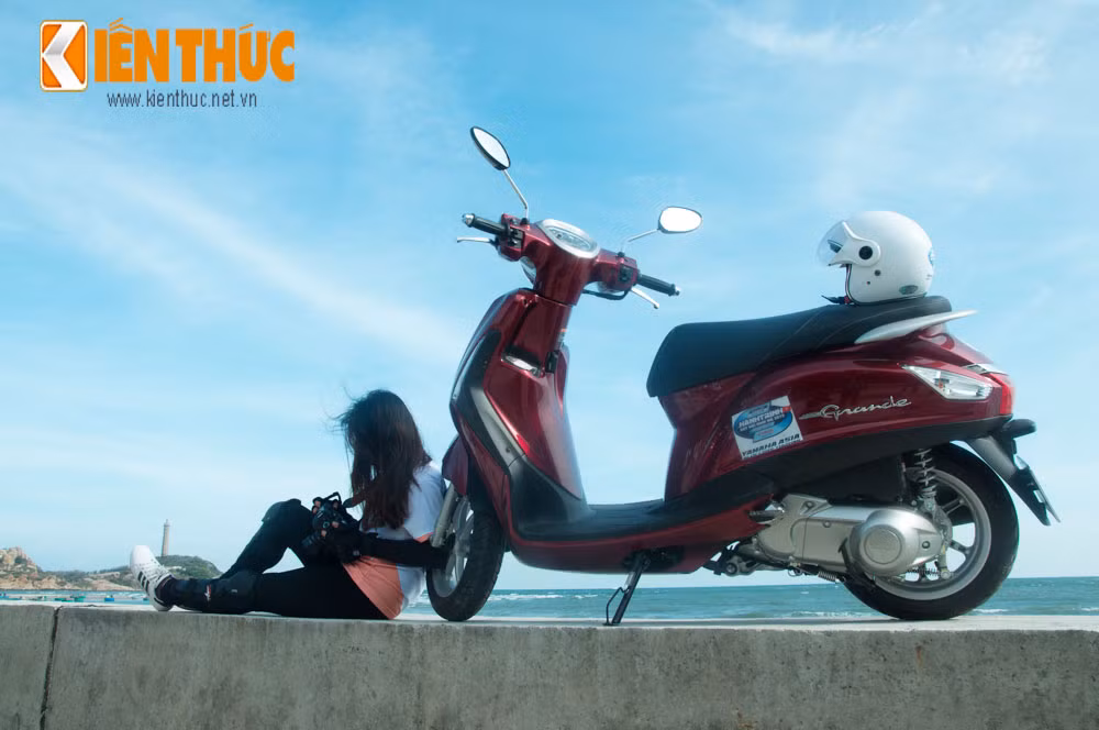 Một phút suy tư của biker nữ khi ngắm những shot hình đẹp bên cạnh Yamaha Grande.