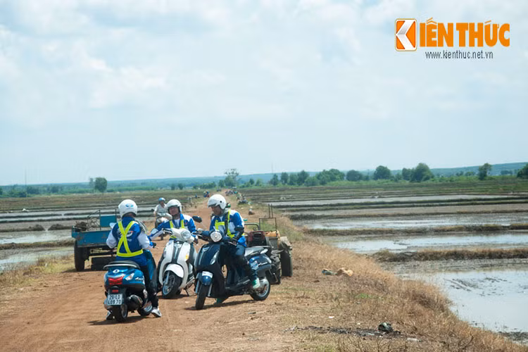 Nhóm biker góp gồm 8 "phượt thủ" (6 nam và 2 nữ) đến từ Hà Nội và Đà Nẵng cùng nhau chinh phục cung đường Nam Trung Bộ cùng với những chiếc Yamaha Grande.
