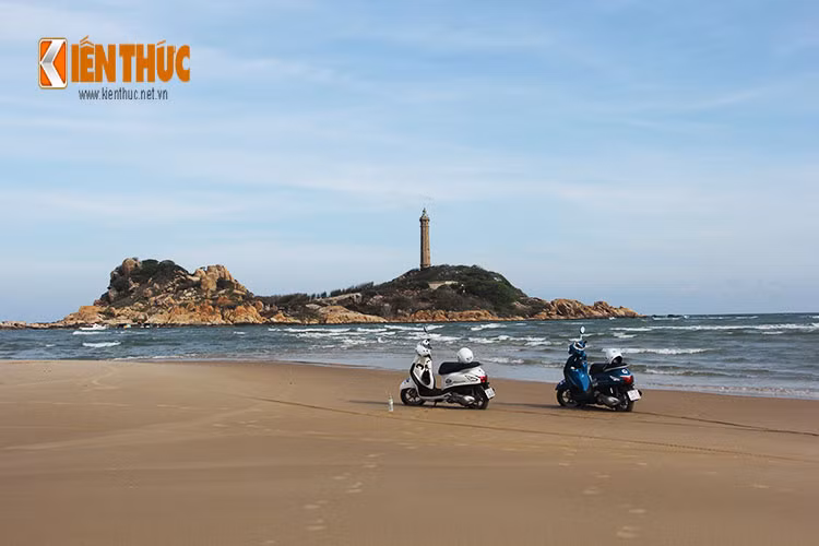 Nam Trung Bộ được thiên nhiên ưu đãi với nắng vàng, cát trắng, biển xanh rì rào sóng vỗ cùng những cung đường ven biển tuyệt vời.