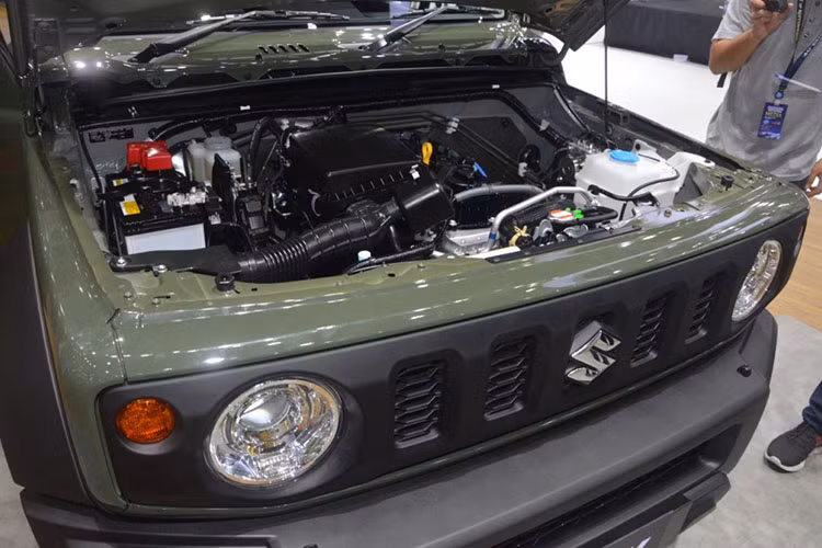 Cung cấp sức mạnh cho Suzuki Jimny 2019 tại Thái Lan là khối động cơ xăng 4 xi-lanh, dung tích 1,5 lít, sản sinh công suất tối đa 102 mã lực tại tua máy 6.000 vòng/phút và mô-men xoắn cực đại 130 Nm tại tua máy 4.000 vòng/phút. Động cơ kết hợp với hộp số sàn 5 cấp hoặc tự động 4 cấp. 