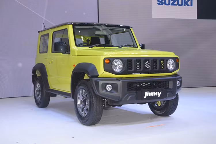  Suzuki Jimny 2019 mới đã chính thức được giới thiệu với khách hàng Thái Lan trong triển lãm Bangkok 2019. Điều khiến người ta bất ngờ nhất về Suzuki Jimny 2019 chính là giá bán, dao động từ 1,55 - 1,65 triệu Baht (khoảng 1,13 - 1,21 tỷ đồng). Nói cách khác, Suzuki Jimny 2019 có giá cao gấp gần 3 lần so với Philippines đồng thời đắt ngang những mẫu sedan cỡ D như Honda Accord 2019 và Toyota Camry 2019.