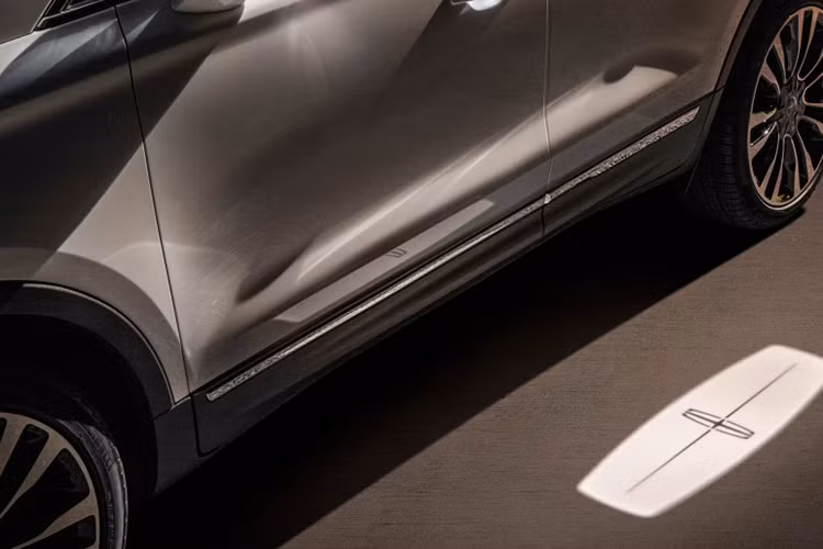 Cụ thể, Lincoln MKC được trang bị hàng loạt tính năng hiện đại để hỗ trợ tài xế trong quá trình vận hành, nâng cao độ an toàn và thoải mái. Có thể kể đến công nghệ Pre-Collision Assist (Hỗ trợ tiền va chạm) với khả năng nhận diện người đi bộ Pedestrian Detection hay công nghệ hỗ trợ dừng đỗ chủ động Active Park Assist.