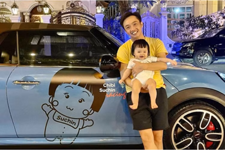 Theo đó, màu sơn mới cho chiếc xe mui trần MINI John Cooper Works Convertible của Cường Đô la được lựa chọn tông màu xanh nhạt gần giống với bộ áo China Blue trên chiếc xe SUV hạng sang Mercedes-AMG G63 của "bà xã" Đàm Thu Trang đặt mua chính hãng gần 6 tháng.
