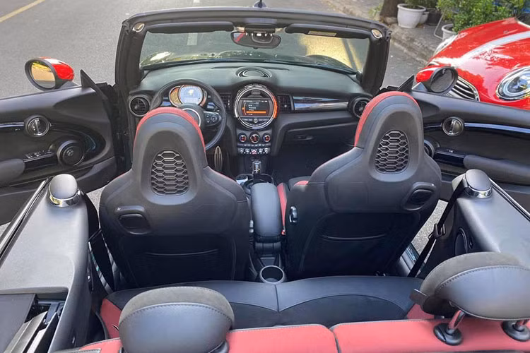 MINI John Cooper Works của Cường Đô la mới tậu có màu xanh lá kết hợp sọc màu đen và đỏ bắt mắt ở ngoại thất. Chưa hết, bên hông mẫu xe mui trần MINI John Cooper Works Convertible này còn có đề-can màu đỏ nổi bật chạy dài hết bên hông xe. Ngoài ra là logo JCW viết tắt từ John Cooper Works đặt trước bánh xe sau. 