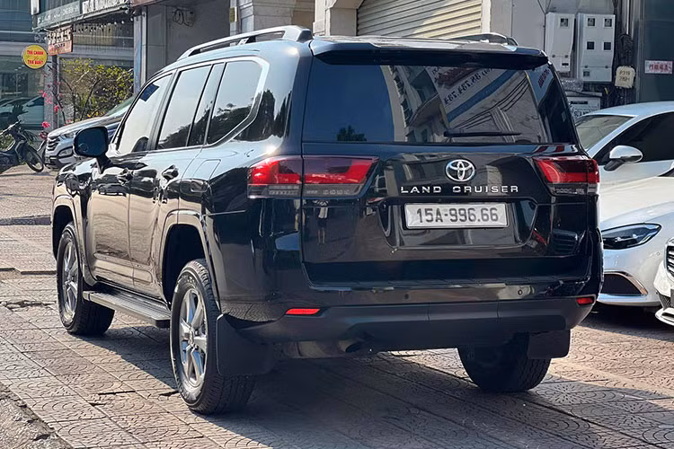Bên cạnh đó là các hệ thống an toàn tiêu chuẩn như chống bó cứng phanh ABS, hỗ trợ lực phanh khẩn cấp BA, phân phối lực phanh điện tử EBD, cân bằng điện tử VSC, kiểm soát lực kéo chủ động, khởi hành ngang dốc, hỗ trợ đổ đèo, cảnh báo áp suất lốp, cảnh báo điểm mù, cảnh báo phương tiện cắt ngang phía sau. Xe có 10 tủi khí và cảm biến đỗ xe ở cả phía trước và sau.