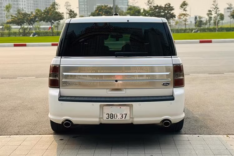 Mâm xe là loại đa chấu kích thước 19 inch đi kèm lốp 235/55. Chính giữa đuôi xe là 1 thanh kim loại bản to gắn logo Ford, dòng chữ Flex lớn và tên phiên bản Limited. Cụm đèn hậu được thiết kế vuông với viền ốp kim loại mạ crôm, hệ thống ống xả đơn đặt đối xứng 2 bên. 