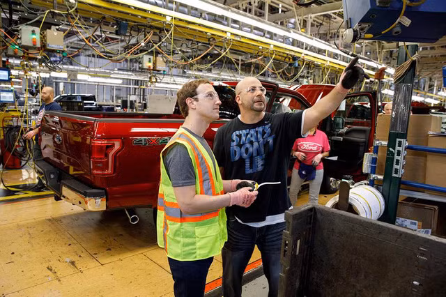 Ngày 27/4/2017 vừa qua, người sáng lập ra Facebook, Mark Zuckerberg đã tới “làm việc” tại hãng xe ôtô Ford (Ford Motor Company) như một phần của “thử thách du lịch” mà anh tự đề ra. Và có một điều thú vị rằng rất có thể Mark Zuckerberg chính là người tham gia lắp ráp chiếc xe Ford mà bạn mua trong thời gian tới.