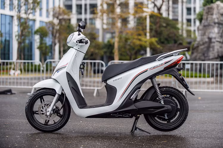 Xe máy điện Feliz được trang bị động cơ công suất lớn 2.250W, tốc độ lên tới 60km/h và có khả năng đi được quãng đường 90km trong 1 lần sạc, cốp xe rộng rãi với thể tích 20 lít. Giá xe Vinfast Feliz 2021 được công bố chính hãng là 24,9 triệu đồng, đã bao gồm ắc quy và sạc.