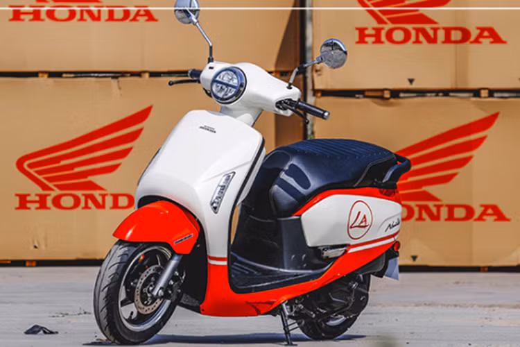 Mẫu xe tay ga Honda NS125LA 2024 mới vừa được nâng cấp với nhiều màu sắc hơn gồm trắng, xanh nhạt và xanh đỏ tại thị trường Trung Quốc. Đây là chiếc xe tay ga phổ thông với thiết kế gọn nhẹ cho mục đích di chuyển hàng ngày trên đường phố.