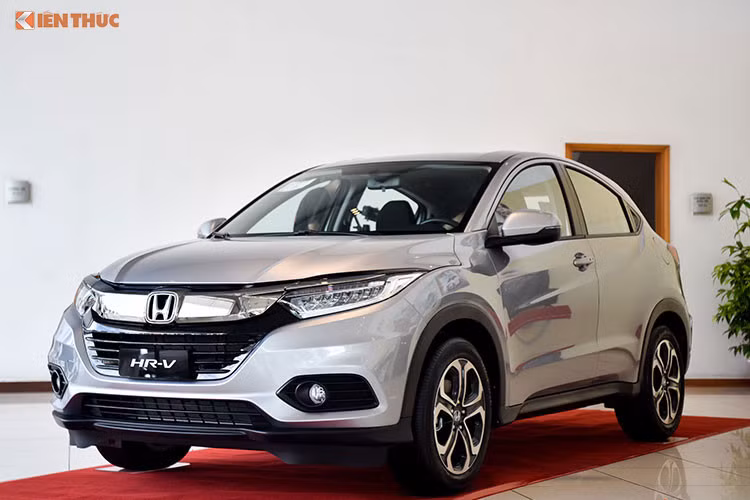 Honda HR-V tuy không bị chê kiểu dáng hay nội thất rẻ tiền nhưng lại có mức giá cao ngất ngưỡng hàng đầu phân khúc. Thậm chí, giá bán của Honda HR-V ngang ngửa với "đàn anh" Mazda CX-5 bản tiêu chuẩn khi được phân phối với 2 phiên bản G và L, giá lần lượt là 786 và 866 triệu đồng. Riêng 2 màu trắng và đỏ của bản L có giá 871 triệu đồng.