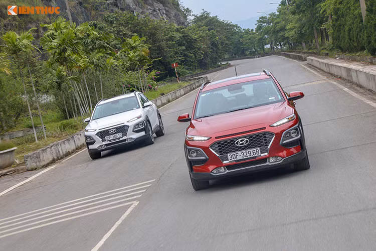 Xe được Hyundai Thành Công phân phối ra thị trường với 3 phiên bản động cơ, trang bị gồm; phiên bản 2.0 AT, 2.0 AT đặc biệt và 1.6 Turbo, giá bán Hyundai Kona mới lần lượt là 615 triệu đồng, 675 triệu đồng và 725 triệu đồng. Doanh số bán ra của Hyundai Kona trong các tháng qua liên tục ở mức cao từ 600 – 700 xe/tháng.