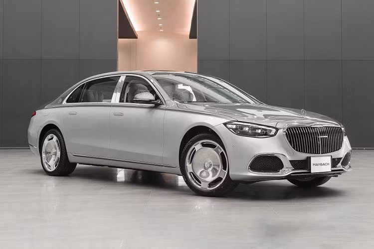 Mercedes-Benz Thái Lan vừa bổ sung mẫu Mercedes-Maybach S580 e 2025 mới vào danh mục sản phẩm chính. Không giống các phiên bản mild-hybrid đang được phân phối tại Việt Nam, mẫu xe này sở hữu hệ truyền động hybrid cắm sạc (PHEV) và được lắp ráp ngay tại Thái Lan.