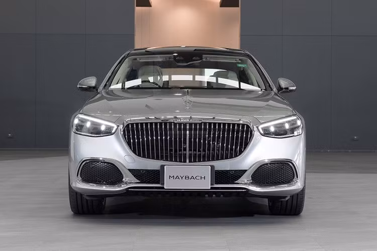 Về thiết kế, mẫu xe sedan siêu sang này không có nhiều khác biệt so với phiên bản mild-hybrid. Xe vẫn giữ nguyên lưới tản nhiệt và cản trước Maybach, cùng với hệ thống đèn trước Digital Light với nhiều tính năng hỗ trợ an toàn.