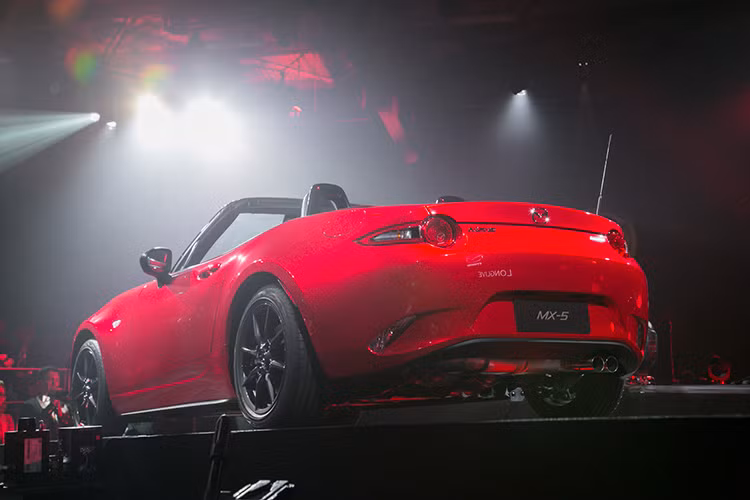  Mazda MX-5 Miata sở hữu ngôn ngữ thiết kế Kodo với phần đầu thấp và rộng kết hợp cùng những đường chảy không khí được vuốt khá mượt trên thân xe.