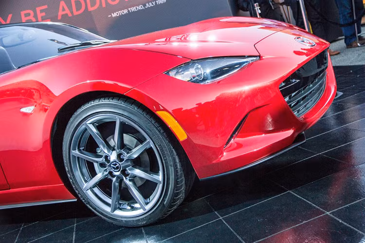Nhỏ, nhanh và tiết kiệm nhiên liệu hơn so với người tiền nhiệm, MX-5 2016 đưa dòng roadster biểu tượng của Mazda về với đúng các giá trị cốt lõi của nó.