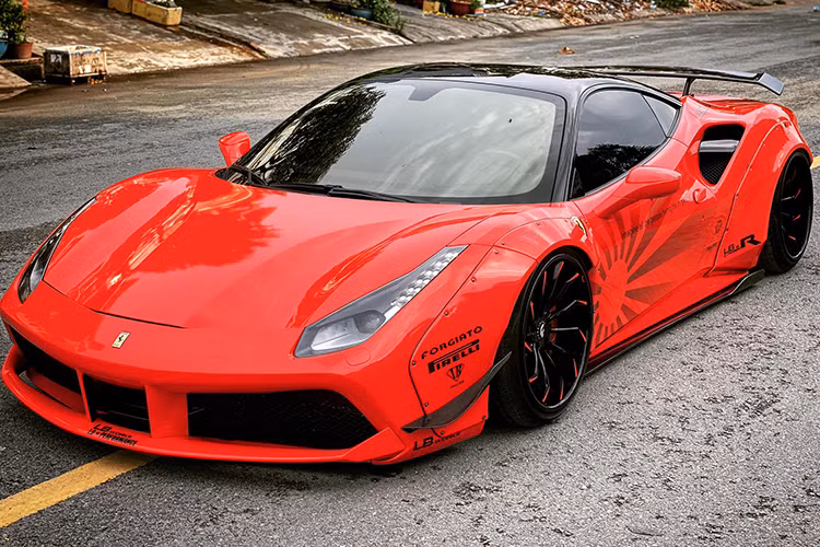 Chỉ sau chưa được vài ngày thay các bộ áo màu xanh lá và đỏ bằng đề-can, chiếc siêu xe Ferrari 488 GTB độ Liberty Walk độc nhất vô nhị tại Việt Nam đã được một người chuyên mua bán xe sang và siêu xe tại Sài thành cho lên thị trường mua bán xe đã qua sử dụng nhằm tìm kiếm khách hàng mới.