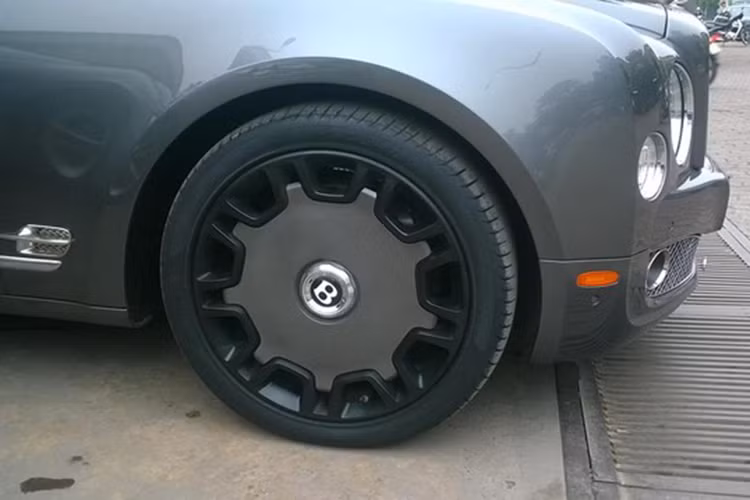 Điểm nhấn của siêu xe sang này chính là "đôi mắt lồi", trong đó, những đèn pha nhỏ hơn được sắp xếp phía bên ngoài, đèn trung tâm là đèn LED tích hợp thêm chiếu sáng ban ngày, ngoài ra còn có sự đồ sộ của bộ mâm kích thước 20 inch. Bên trong nội thất của xe được thiết kế với nhiều chi tiết được làm dạng thủ công đắt giá đi kèm công nghệ.