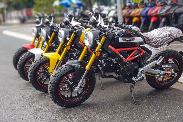 Về thiết kế, chiếc Hunter 110 vừa về Việt Nam đã "nhái" rất tỉ mỉ những đặc trưng của Ducati Scrambler phiên bản Icon. Nếu là người mới chơi xe máy, chắc chắn sẽ không phân biệt được đâu là bản gốc, đâu bản sao.