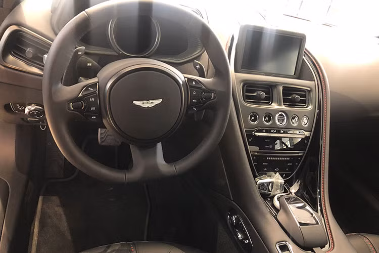 Hiện vẫn chưa rõ nhà phân phối Aston Martin tại Việt Nam có chấp nhận bảo hành chính hãng cho các mẫu xe của mình về nước trước khi đại lý Aston Martin đầu tiên tại Việt Nam khai trương hay không.