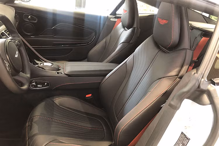 Tuy nhiên, trước đó Lamborghini Việt Nam cũng đã đưa ra chính sách rất chu đáo khi lần đầu vào Việt Nam đã dành chương trình bảo dưỡng miễn phí cho những ai sở hữu siêu xe Lamborghini không chính hãng.