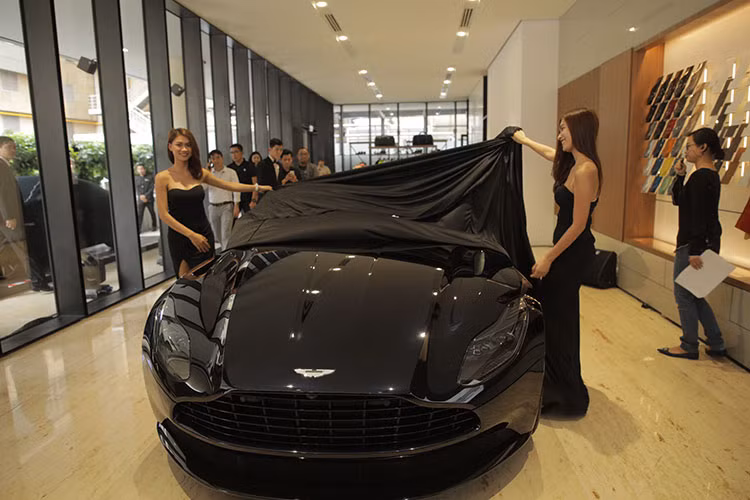 Việc khai trương đại lý chính hãng Aston Martin trong bối cảnh các công ty nhập khẩu tư nhân đang bị vướng các thủ tục nhập siêu xe về nước cũng thu hút không ít sự quan tâm giới mê xe. Nhiều người đánh giá đây là động thái tích cực nhằm giúp những doanh nhân tại Việt Nam có thể sở hữu xe chính hãng và chính sách sau bán hàng tốt hơn.