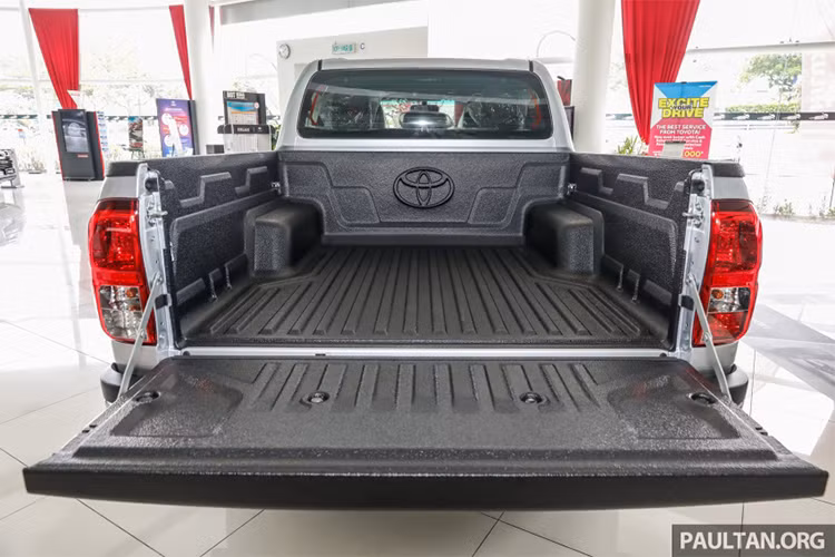 Mức giá bán dành cho mẫu xe bán tải mới này cũng không hề rẻ. Cụ thể, bản L-Edition 2.4L AT 4×4 có giá 119.300 RM (khoảng 694 triệu đồng), trong khi đó bản 2.8L AT 4×4 giá 133.900 RM (khoảng 779 triệu đồng). 