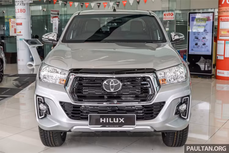 Trước đó, mẫu xe này đã bán tại Thái Lan hồi tháng 11/2017 với tên gọi Rocco cho bản cao cấp nhất. Tại Malaysia, phiên bản cao cấp nhất sẽ có tên là L-Edition có giá từ 694 triệu đồng. Khác với bán tải Toyota Hilux mới ra mắt ở Thái, hai bản cao cấp ở Malaysia chỉ có lựa chọn động cơ 2.4L và 2.8L.