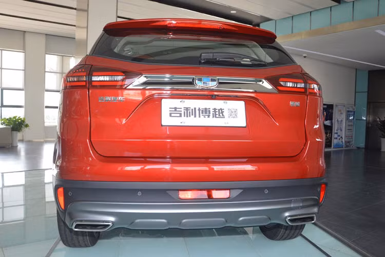So với mẫu xe Geely Boyue từng ra mắt trước đây, chiếc SUV Proton 2018 mới này có một số nét thiết kế khác biệt, ngoài tay lái nghịch. Cụ thể, chiếc SUV Proton được trang bị lưới tản nhiệt với những thanh nằm ngang thông thường thay vì thiết kế "vũ trụ mở rộng" như Geely Boyue.