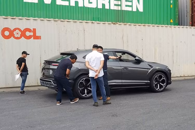“Trái tim” của Urus là khối động cơ V8 Biturbo 4.0L, cho công suất 641 mã lực tại vòng tua 6.000 vòng/phút, mô-men xoắn cực đại 850 Nm tại vòng tua 2.250 và 4.500 vòng/phút. Khả năng tăng tốc 0-100 km/h chỉ trong 3,6 giây, 0-200 km/h trong 12,8 giây. Xe có tốc độ tối đa 305 km/h, vượt qua Bentayga để trở thành mẫu SUV nhanh nhất thế giới.