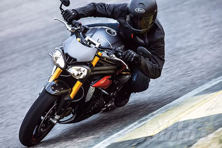 Về hệ thống treo, Street Triple RS phiên bản 2017 được trang bị phuộc hành trình ngược tùy chỉnh toàn phần Big Piston Forks (BPF) của Showa với khoảng chạy 115 mm phía trước. Đằng sau xe xuất hiện giảm xóc Ohlins TSX4 với hành trình 131 mm và cũng tùy chỉnh hoàn toàn.