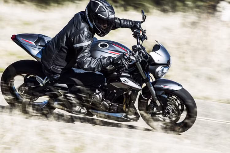 Không chỉ đi kèm động cơ mới với dung tích không quá lớn, Triumph Street Triple 2017 còn được bổ sung khung gầm, hệ thống treo và phanh khác biệt. Trong đó, khung gầm nhẹ và rắn chắc hơn trước, giúp Triumph Street Triple 2017 chỉ nặng 166 kg.