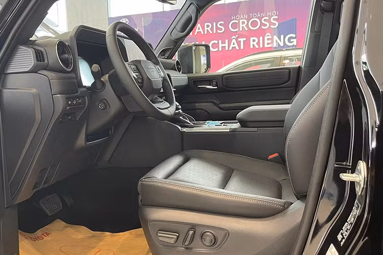Về Toyota Land Cruiser Prado 2025 tại Việt Nam, xe kế thừa dáng vẻ bề thế với kích thước tổng thể được nâng cấp so với phiên bản tiền nhiệm. Nhờ kích thước dài x rộng x cao lần lượt là 4.925 x 1.980 x 1.935 mm và chiều dài cơ sở 2.850 mm, xe sở hữu không gian nội thất rộng rãi, thoáng đãng hơn.