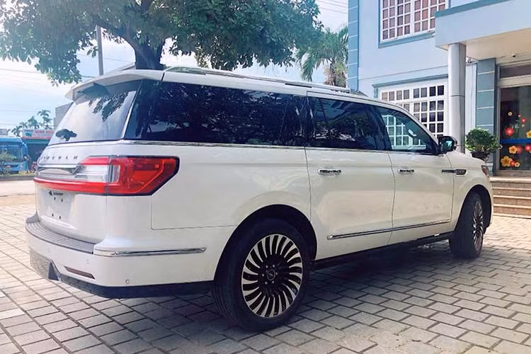 Sau khi được trưng bày chưa đầy 1 tháng ở Hà Nội, chiếc SUV hạng sang Lincoln Navigator L Black Label 2018 mới đây đã về tay một người chơi xe tại Quảng Ngãi. Theo các chuyên gia, giá của mẫu xe này dự đoán nằm trong khoảng 9 tỷ đồng sau khi hoàn tất cả các thủ tục để ra biển trắng. 