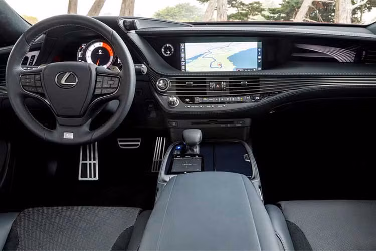 Không gian nội thất Lexus LS tiện nghi với ghế lái, ghế hành khách chỉnh điện 28 hướng tích hợp chức năng sưởi, làm mát và mát-xa trên mặt đệm Ottoman cao cấp; giao diện điều khiển cảm ứng, điều hòa tự động 4 vùng, màn hình 12,3 inch, màn hình HUD kích thước lớn nhất trong phân khúc và hệ thống âm thanh Mark Levinson 23 loa cao cấp.