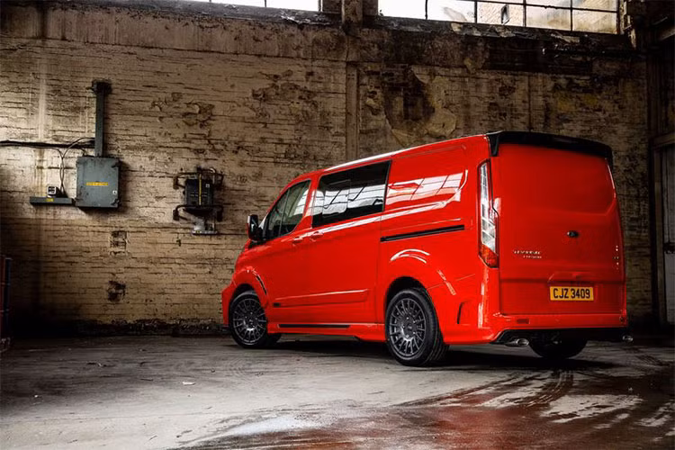 Ở ngoại thất, có thể thấy MS-RT Ford Transit Custom hoàn toàn thay đổi. Có thể kể đến các vòm bánh xe mở rộng, cản va khác biệt, lưới tản nhiệt mới, các ngưỡng cửa bên, bộ khuếch tán sau và cánh gió.