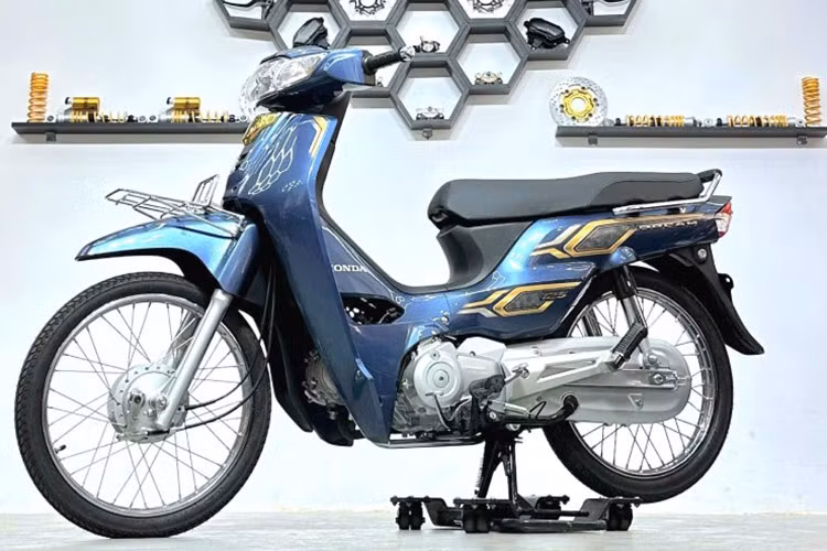 Honda Dream 125 NCX 2024 về Việt Nam được nhập khẩu trực tiếp từ Campuchia và có giá bán tới hơn 100 triệu đồng - khá cao so với một chiếc xe máy số phổ thông hiện nay. Tuy nhiên, nhiều người vẫn chấp nhận bỏ số tiền lớn để mua về chiếc xe máy với thiết kế cổ điển và những trang bị cơ bản nhất.