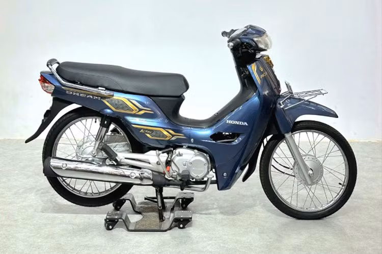 Mẫu xe máy số Honda Dream huyền thoại phiên bản Campuchia có ngoại hình giống bản Thái Lan và khác mẫu xe đã bị "khai tử" tại Việt Nam. Sự khác biệt trong thiết kế đó đem đến một vẻ ngoài độc đáo và không đụng hàng cho chiếc xe này.