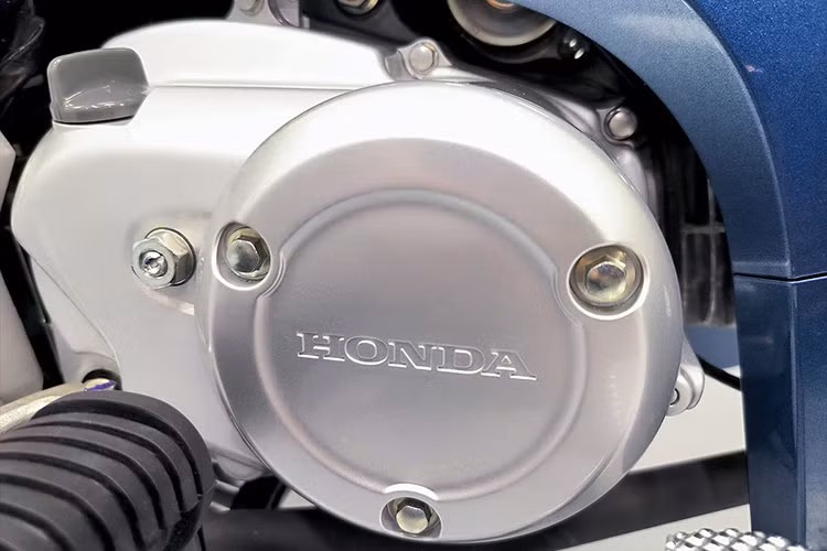 Xe máy số Honda Dream 125 2024 được trang bị động cơ tương tự như "người anh em" Honda Supra X 125 với dung tích 124,89 cc, SOHC xi-lanh đơn. Động cơ này có khả năng sản xuất công suất 10 mã lực với mô-men xoắn cực đại 9,3 Nm. 