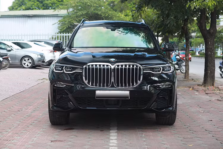 Cản trước của xe mạnh mẽ với lưới tản nhiệt to lớn hơn thế hệ cũ, chi tiết được miêu tả như “quả thận kép” này được các kĩ sư thiết kế của BMW mở rộng ra nhằm chiều lòng khách hàng đến từ Trung Quốc, ngoài ra X7 thế hệ mới cũng chính là mẫu xe tiên phong của BMW áp dụng lưới tản nhiệt dạng “khủng” này. Xe được trang bị đèn pha Laser với khả năng thích ứng thông minh.
