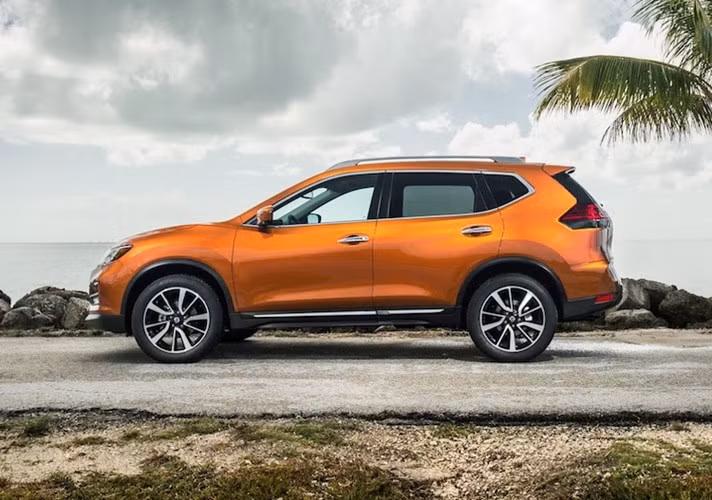 Hiện tại có một số thông tin về sản phẩm X-Trail xả kho được lắp ráp năm 2016 giảm khoảng hơn 90 triệu. Tuy nhiên, theo tìm hiểu của phóng viên tại một số đại lý 3S lớn như Hà Đông hay Cầu Diễn thì không có những phiên bản này. Đại diện bán hàng tại những đại lý 3S này cho biết, hiện tại showroom chỉ còn toàn xe được lắp ráp 2017.