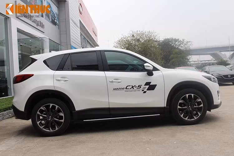Mức giá thấp nhất thuộc về chiếc xe ôtô Mazda CX-5 (815 triệu) được sản xuất trong năm 2016. Đối với phiên bản tương tự sản xuất năm 2017 có giá 845 triệu đồng. Phiên bản cao cấp nhất của CX-5 có giá tốt nhất ở mức 945 triệu đồng, đây được xem là mức giá hấp dẫn nhất của mẫu xe này tính từ thời điểm ra mắt từ hồi đầu năm 2016 cho đến nay.