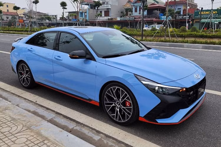 Chiếc Hyundai Elantra N 2023 mới xuất hiện trên đường mà không hề được ngụy trang. Đây là động thái cho thấy TC Motor sắp ra mắt mẫu sedan hiệu suất cao này tại Việt Nam trong thời gian tới. Trước đó, Elantra N đã bị bắt gặp khi đi kiểm định tại trung tâm thử nghiệm khí thải ở Thanh Trì (Hà Nội).